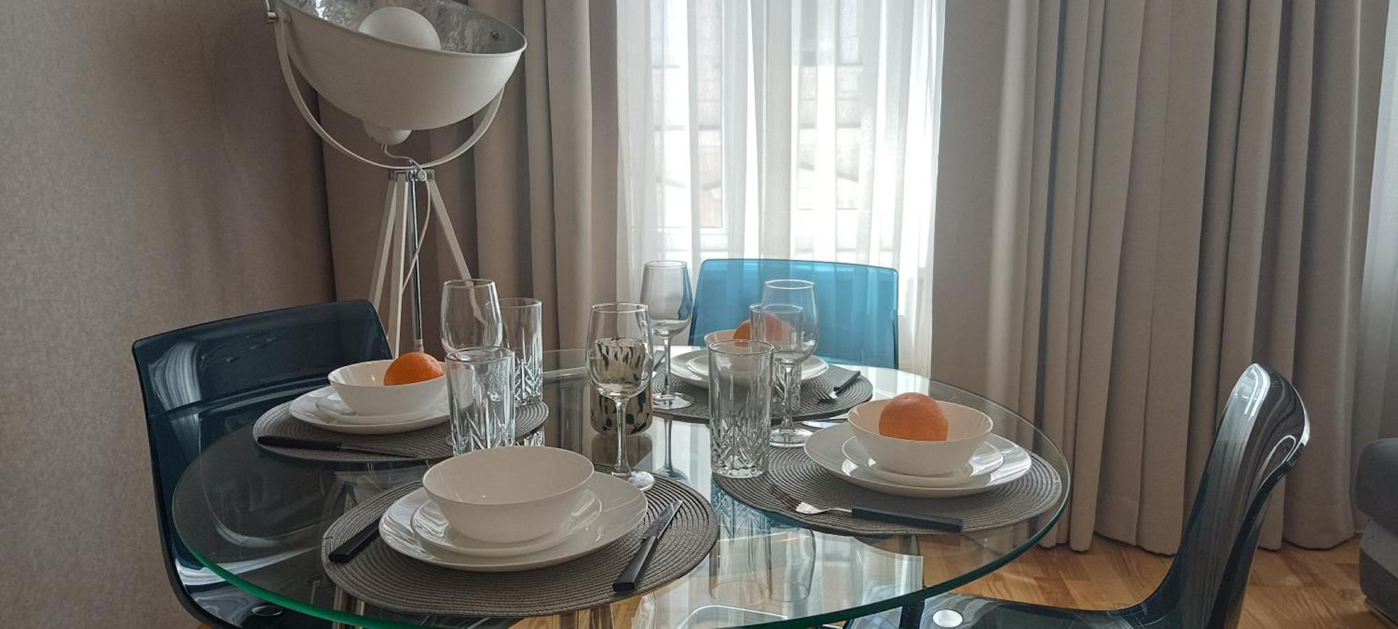Old Town 2 Bedroom Near Dome Square & Scenic Waterfront Apartament
